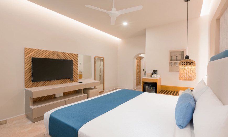 Image 3: 5-Star All-Inclusive Beachfront Stay 