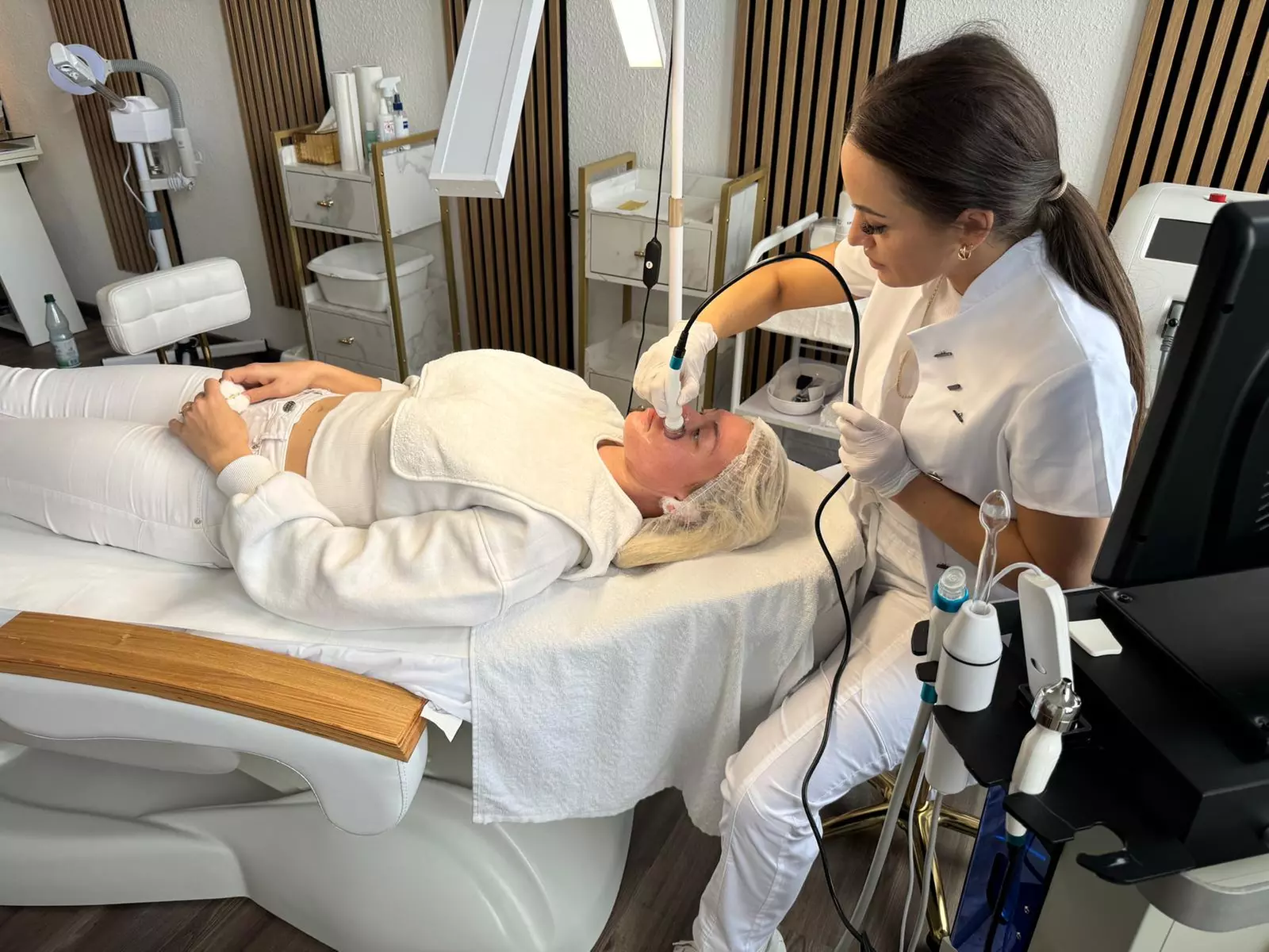 30 - 60 Min. verjüngende Gesichtsbehandlung mit IPL & AHA-Peeling