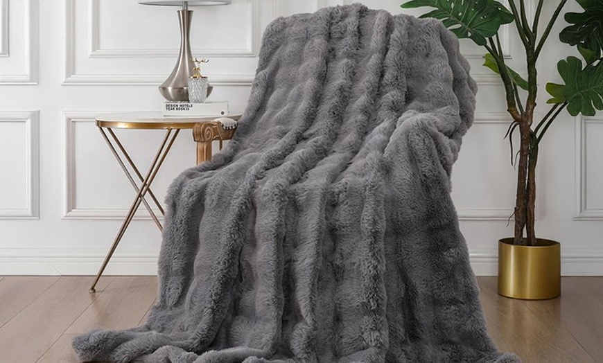Image 3: Luxury Faux Fur Bubble Blanket Throw