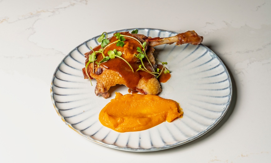 Image 14: Brunch ilimitado con bufé libre de comida y bebida para 2 o 4 personas