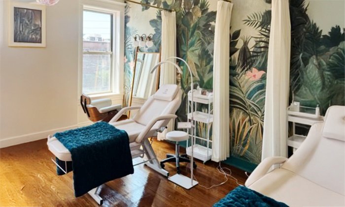 Classic Hybrid or Volume Eyelash Extensions w/w/o Two Week Fills