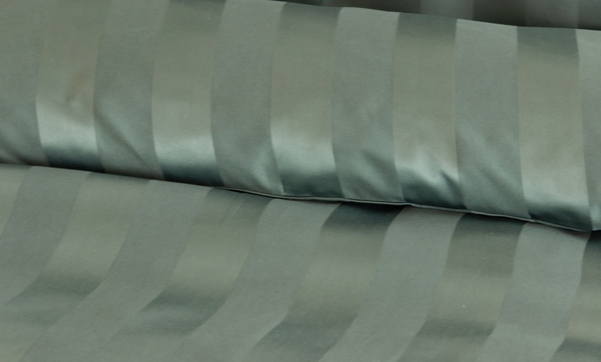 Image 16: Parue de lit en microfibre satinée