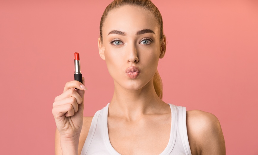 Image 1: Beauty Gift Voucher with AED 100, 200, or 400 on Premium Services
