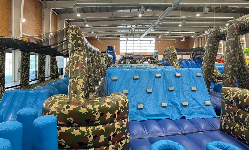 Image 15: Entrada al circuito de hinchables Crazy Warriors con opción de comida