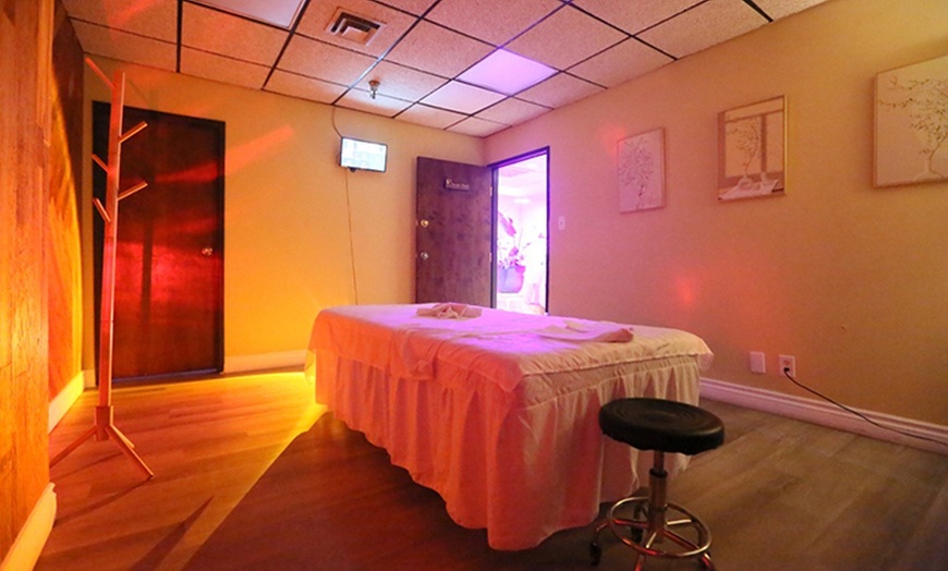 Image 1: Couples massage bliss—Choose 60, 90, or 120 minutes of relaxation!