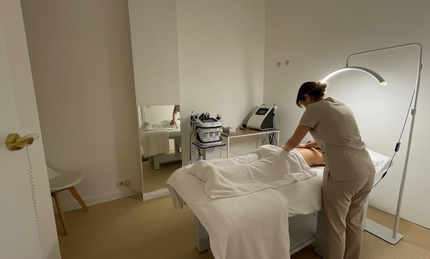 Image 1: 1 o 3 masajes de 45 minutos con técnica a elegir para 1 persona