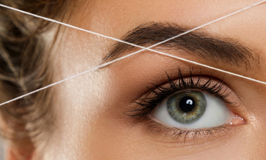 Image 1: Cuidado para pestañas y cejas: lifting y tinte, laminado o depilación 