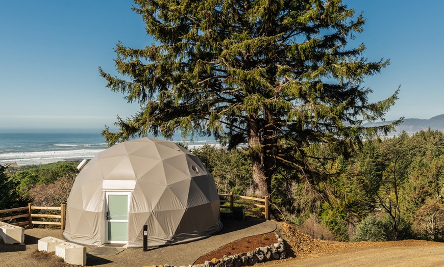 Image 5: Luxury Glamping Domes & Mirror Cabins on the Oregon coast