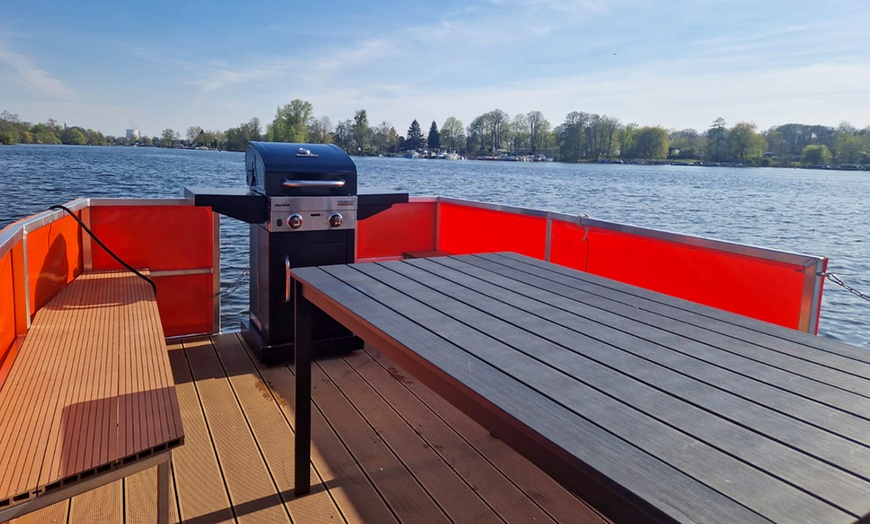 Image 4: 4 - 8 Std. Grill-Boot-Miete inkl. Gasgrill für bis zu 12 Personen