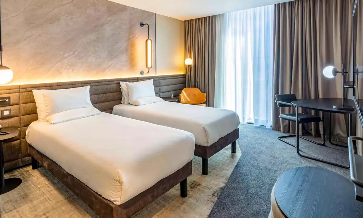 4* Liverpool: Standard King Room Stay with Breakfast and Late Checkout