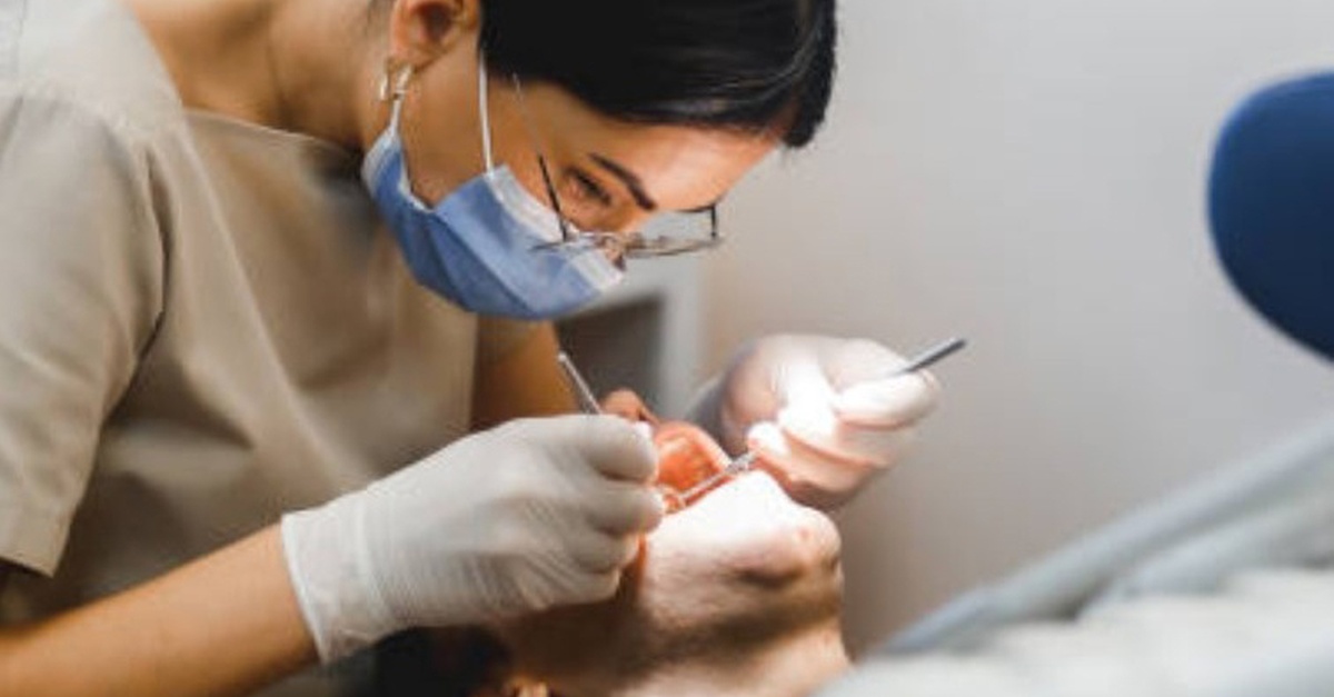 Higiene bucal con ultrasonidos y revisión dental en Valencia