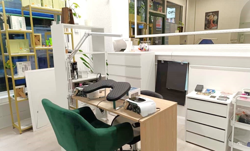 Image 3: Sesión de manicura y/o pedicura con esmaltado normal o semipermanente