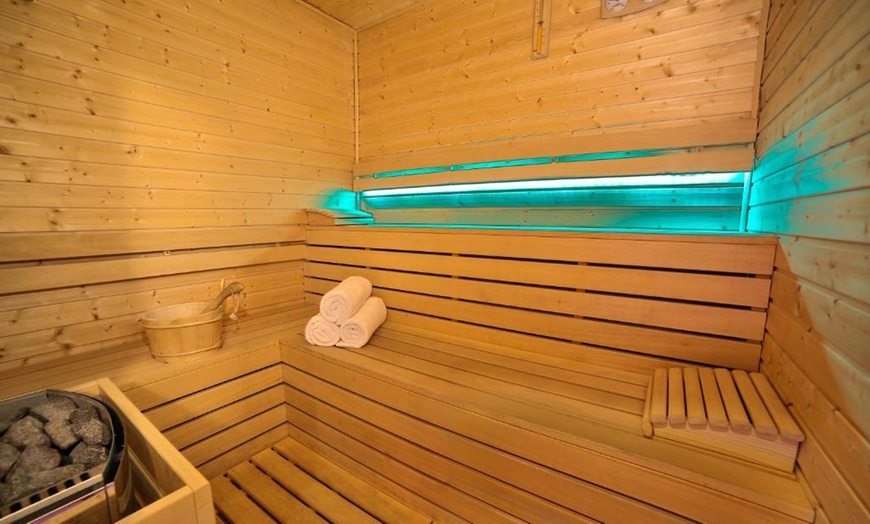 Image 1: Zakopane: pokój dla 2-4 osób ze śniadaniami i jacuzzi