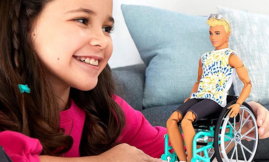 Image 9: Poupée Barbie Ken footballeur ou Ken en fauteuil roulant