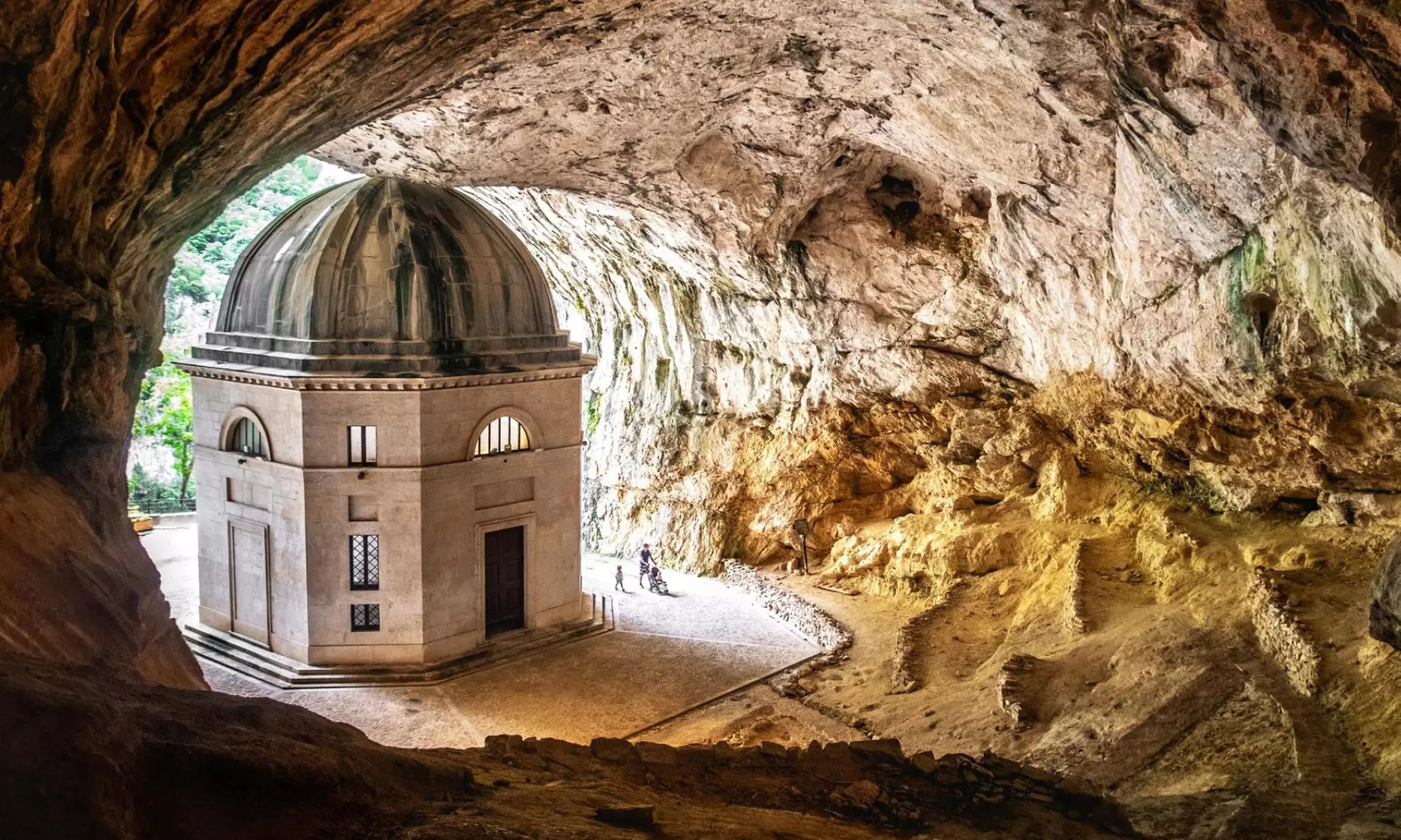 Marche: soggiorno con colazione, mezza pensione, grotte o massaggio