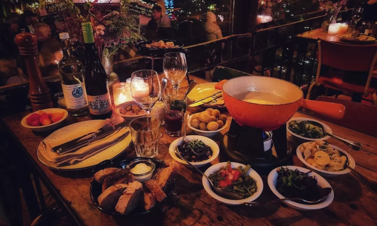 Fondue zum Teilen mit Weinbegleitung und optionalem Kaiserschmarrn