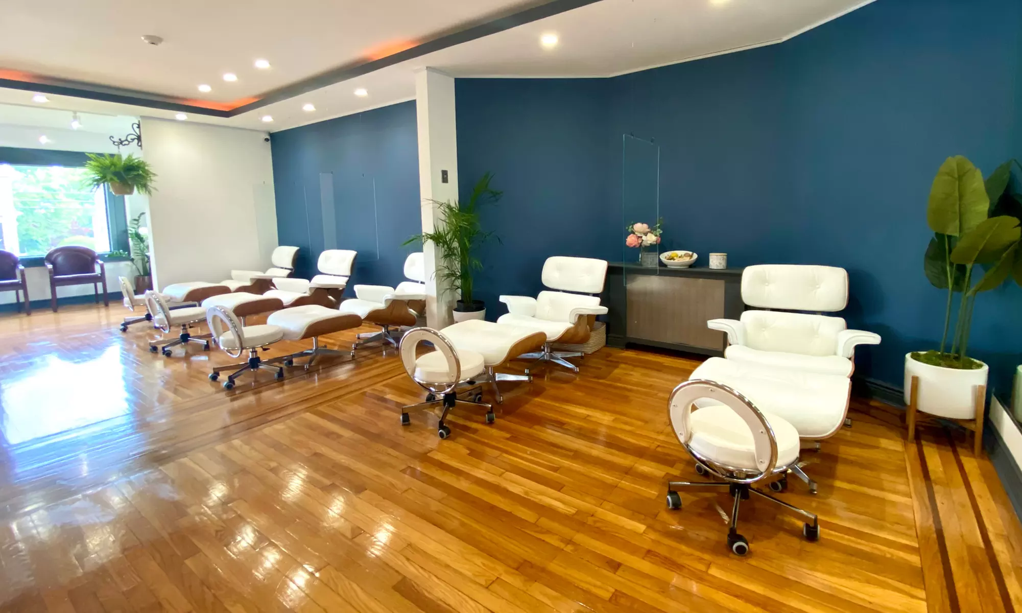 60-Min Body, Head, Neck & Back Massage w/ Oil, Hot Stones & Hot Towels