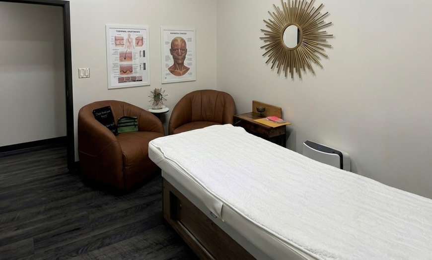 Image 3: Radiant Skin with One, Two or Three 60-Minute Customized Facial for 1