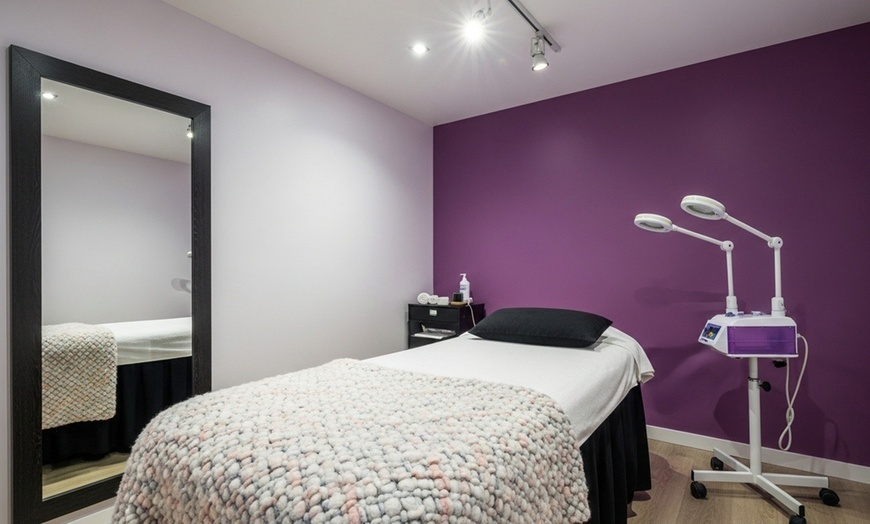 Image 2: Unwind and Relax: 60, 90 or 120-Minute Swedish Massage with Hot Stones