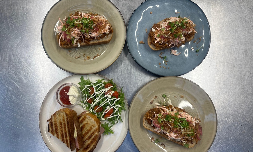 Image 2: Smakelijke lunchervaring met vers belegde toast bij bruisende hotspot