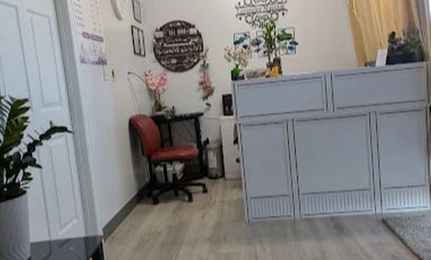 Image 5: Couples 60-Minute Swedish or Deep Tissue Massage with Hot-Stone & More