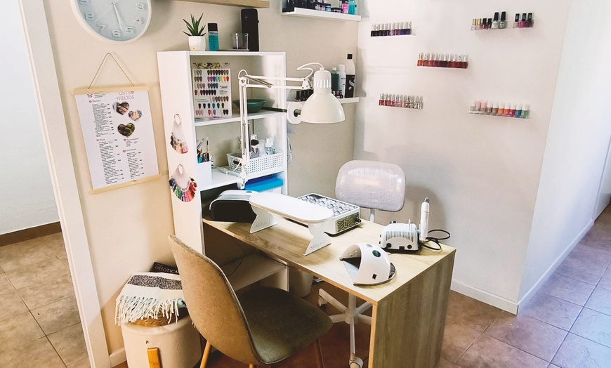 Image 4: Sesión de manicura, pedicura, ambas o uñas de gel con opción a diseño