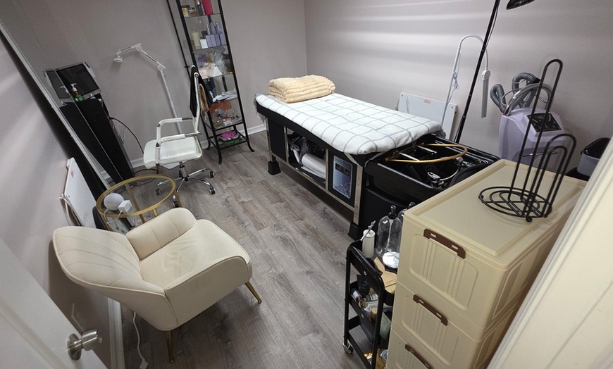 Image 2: 60- or 90-Minute Relaxing Head Spa & Scalp Therapy