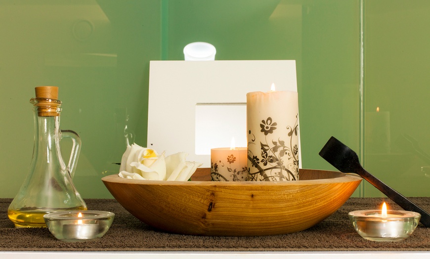 Image 2: 20 - 50 Min. Teilkörper- oder Ganzkörper-Massage nach Wahl