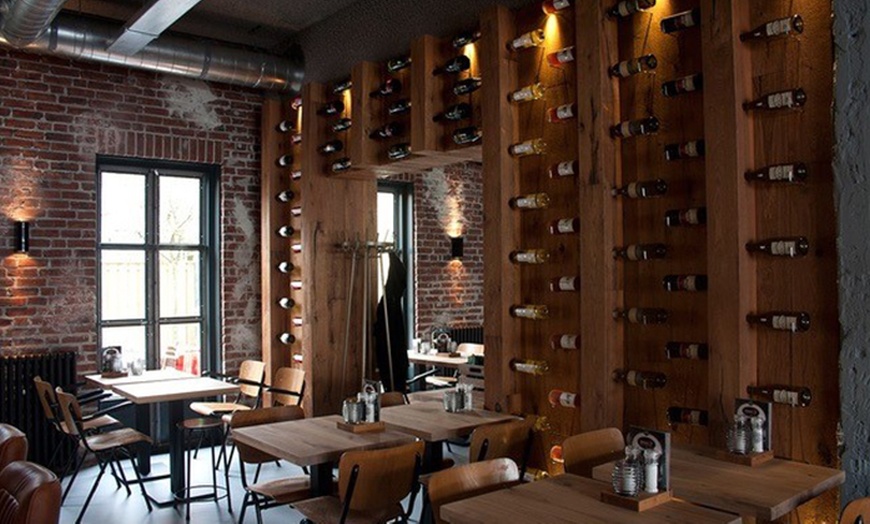 Image 11: Rondvaart van 75 minuten door Amsterdam met daarna een burgermenu