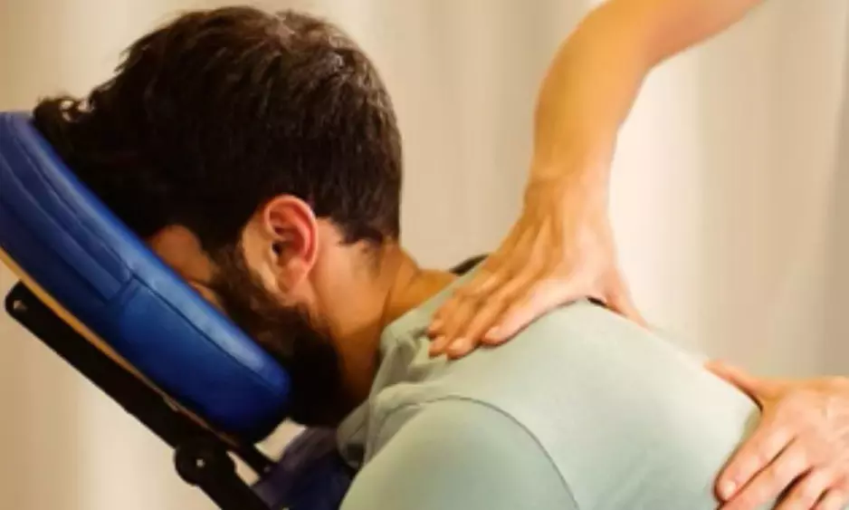 Massage assis habillé sur une chaise ergonomique de 40 min