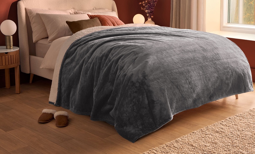 Image 5: Silentnight Heat Genie Self-Heating Blanket