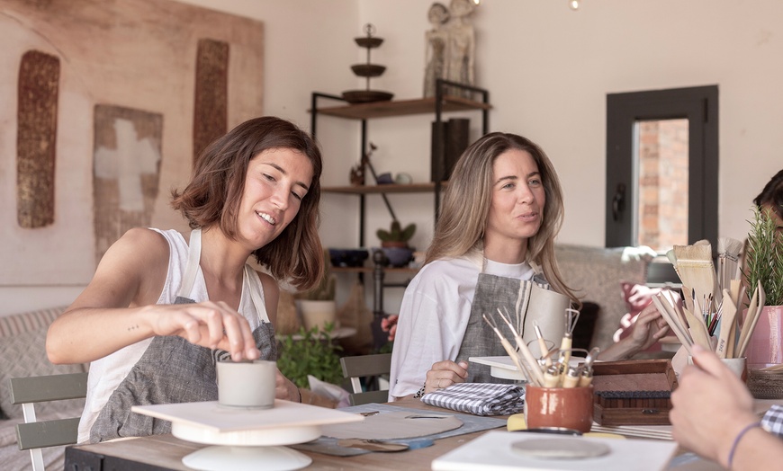 Image 2: Taller creativo de cerámica y vino Wine & Clay para 1 o 2 personas