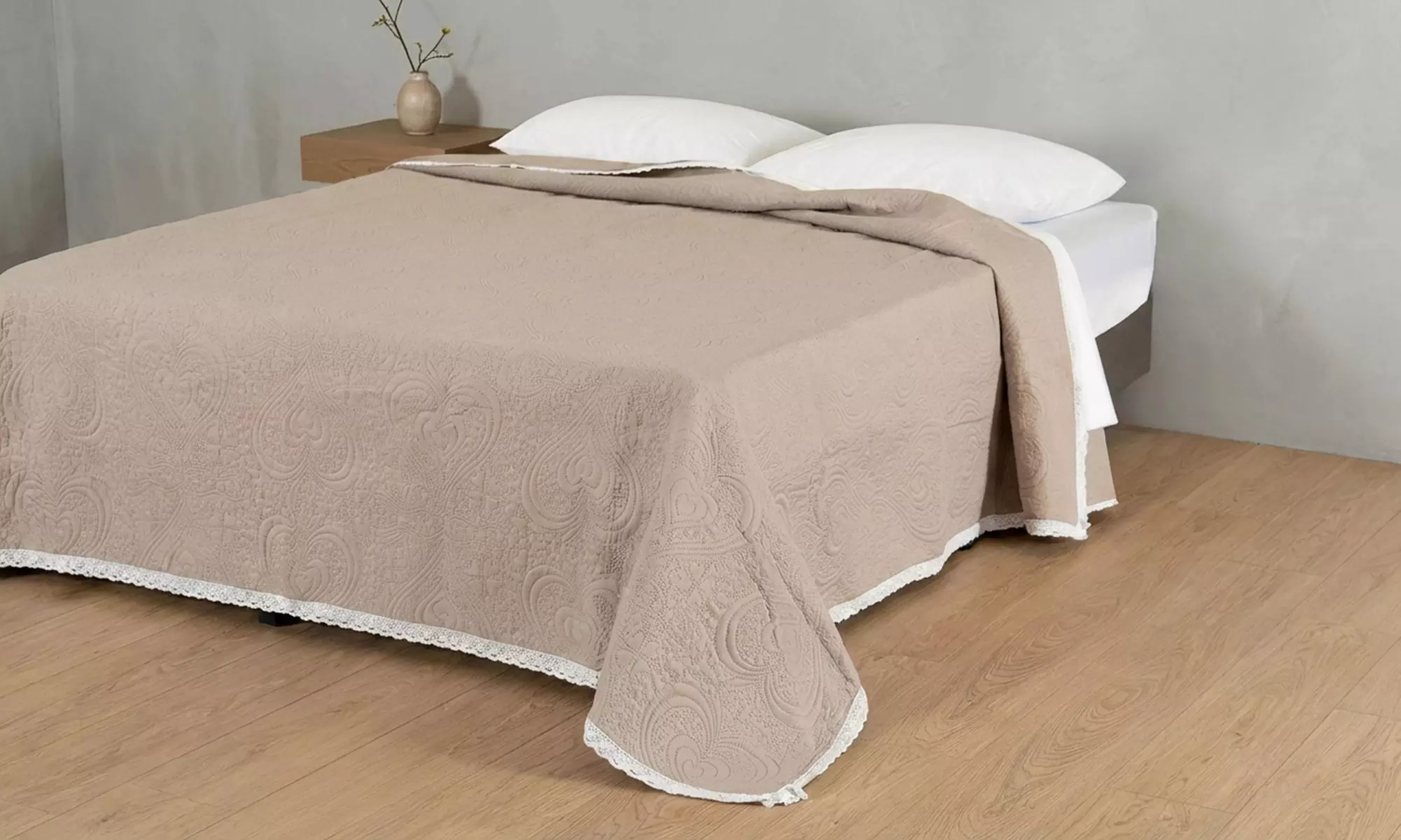 Gesteppte Tagesdecke „Belle Epoque“ mit Spitze