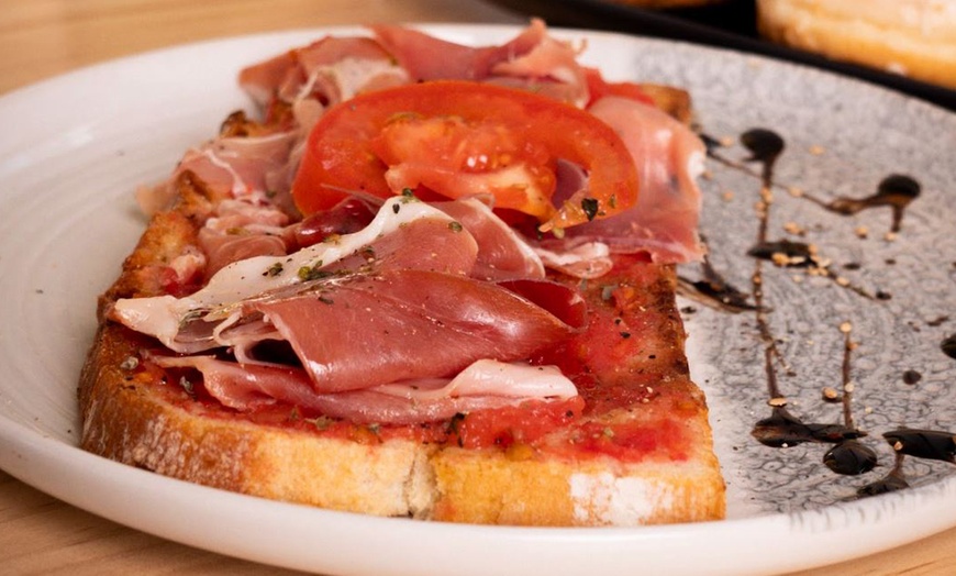 Image 6: Saborea un brunch completo con opciones dulces y saladas para 2 o 4