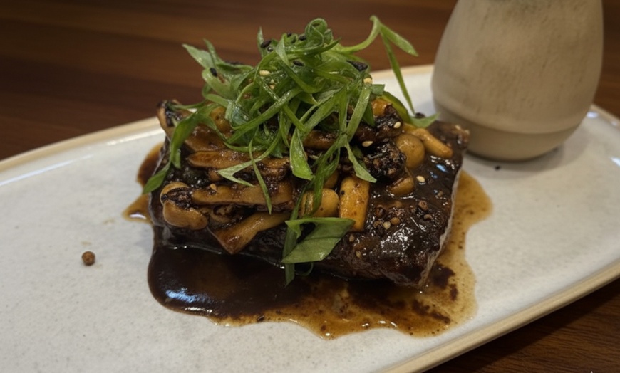 Image 2: Menú fusión thai para 2 con 3 platos a compartir y bebidas o vino