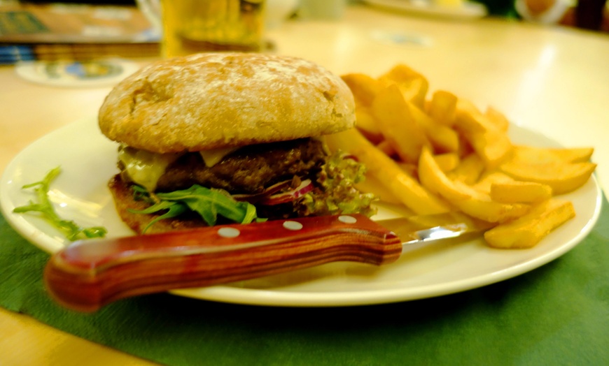 Image 1: Iss dich satt: Burger-Menü inkl. Getränk, Salat und Pommes