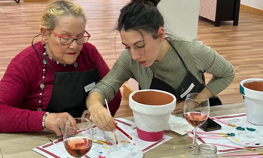 Image 8: Taller de pintura en cerámica o velas con barra de libre de vino
