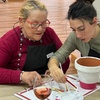 Image 8: Taller de pintura en cerámica o velas con barra de libre de vino