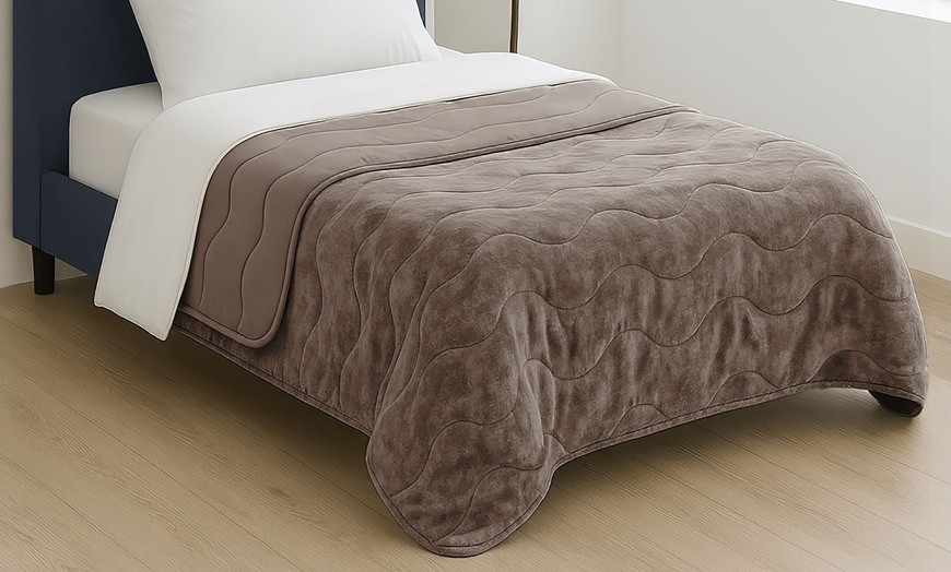 Image 13: Premium Winter Quilt: Soft, Hypoallergenic and Luxurious Comfort