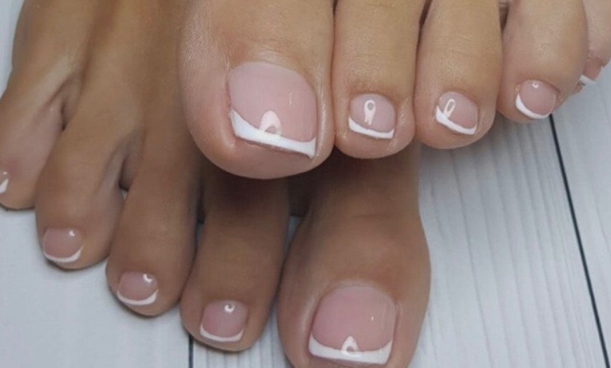 Image 6: Sesión de manicura y/o pedicura con esmaltado normal o semipermanente