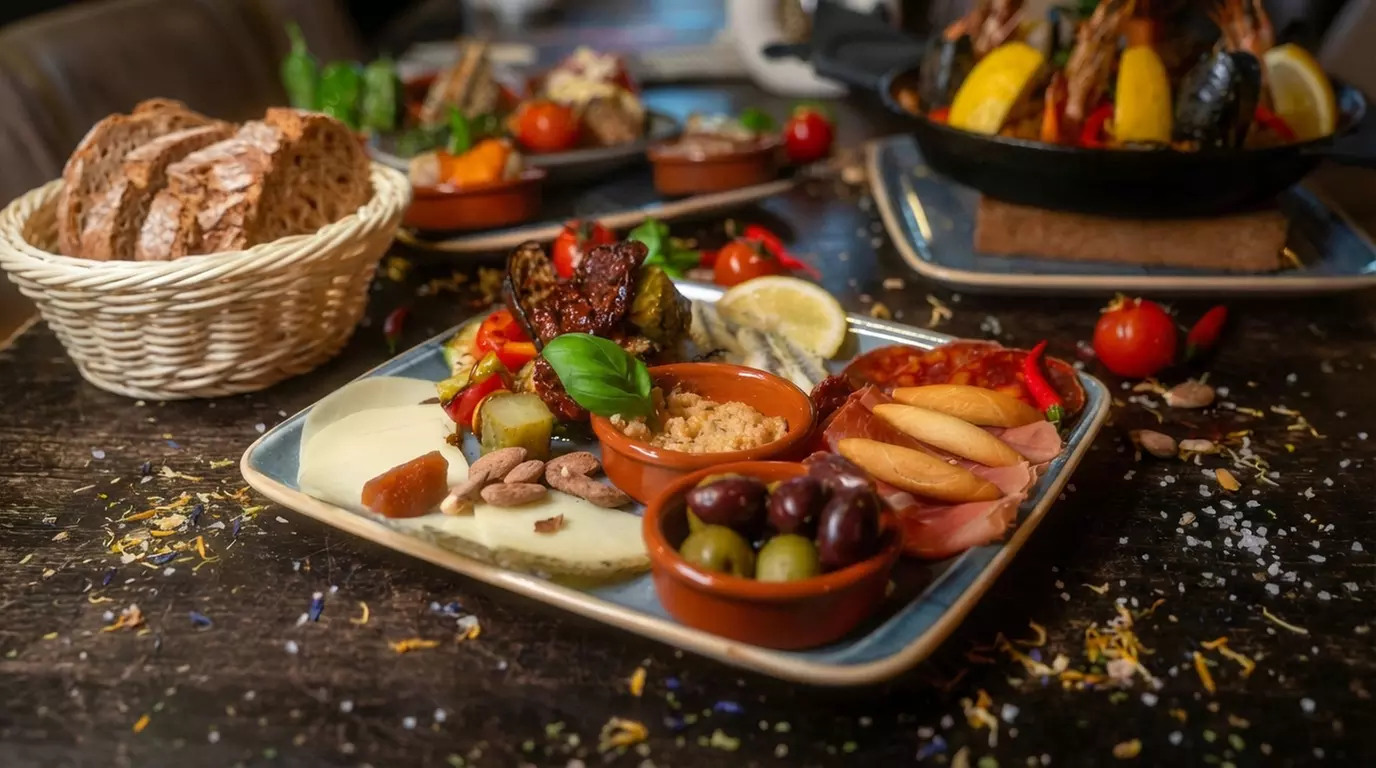 Gemischte Platten nach Wahl im Bodega Madrid für 2-4 Personen