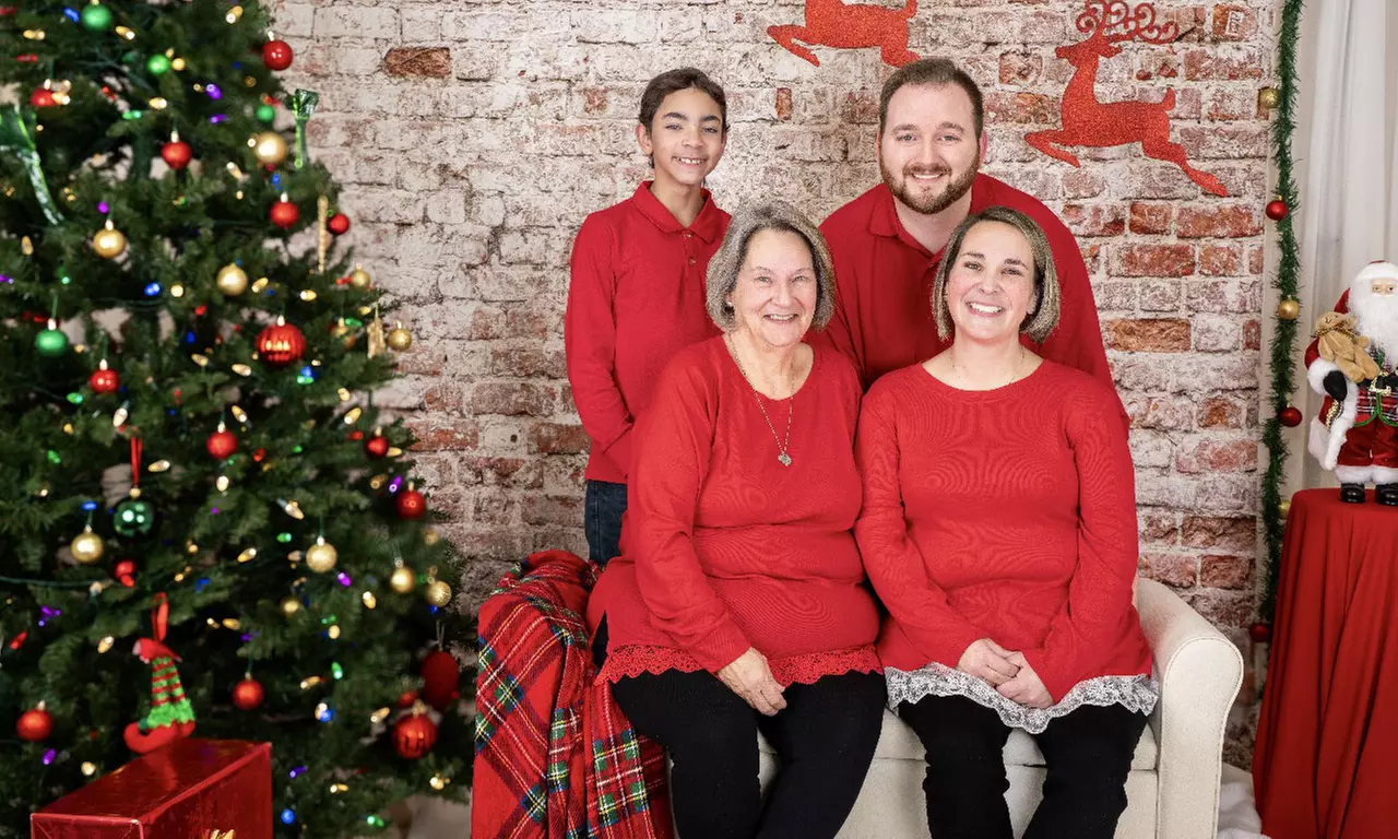 15-Minute Christmas Mini Session with 3 Edits and Online Gallery