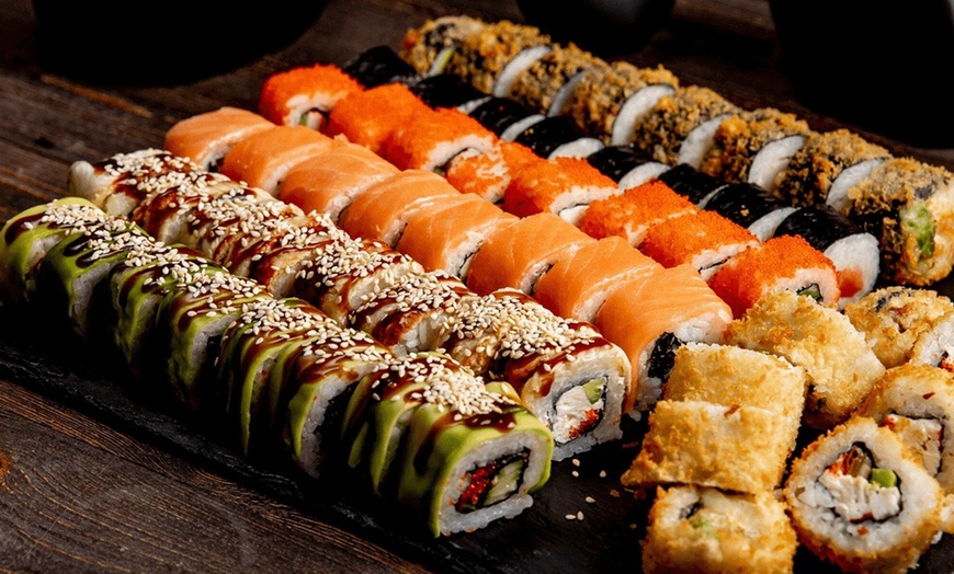 Image 1: Menú japonés fusión Sushikaya o Hoki con entrante, sushi y bebida
