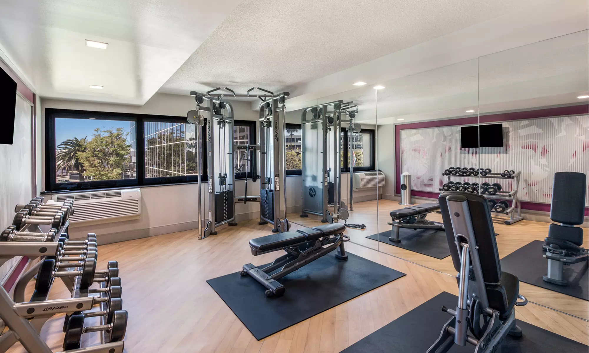 Member Pricing: 4* Hotel Near Venice Beach With Shuttle, Pool 