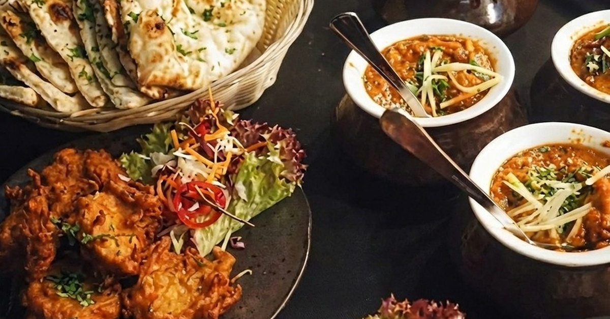 Menú indio con entrante, plato principal, naan, postre y bebida en Barcelona