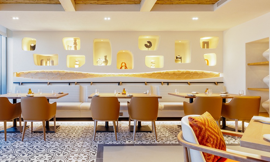 Image 5: AED 100, AED 200, or AED 300, or AED 500 to spend on Food & Drink