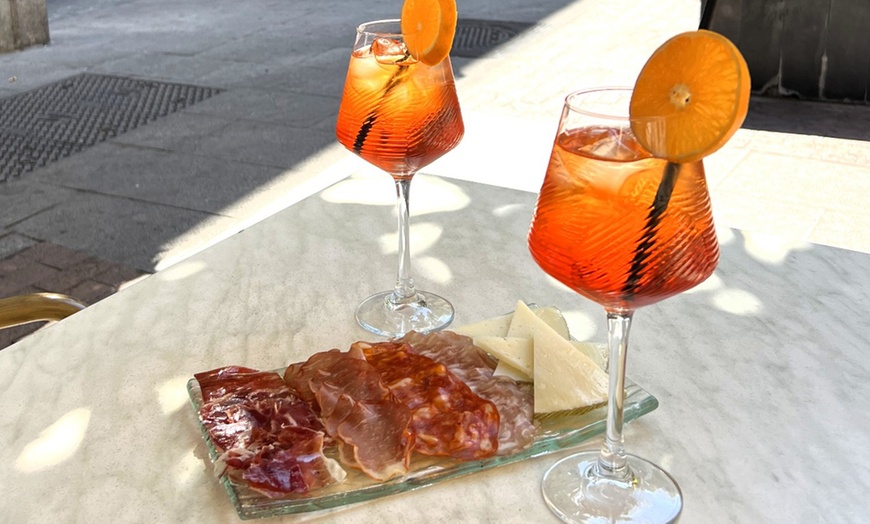 Image 4: 2 o 4 Aperol con tabla de ibéricos y queso o ensaladilla rusa a elegir 
