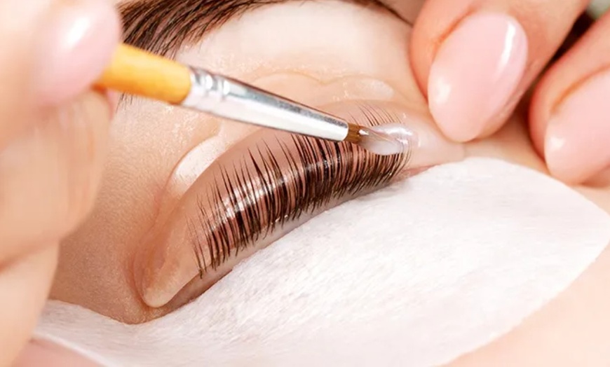Image 2: Mise en beauté du regard : rehaussement de cils ou brow lift au choix 