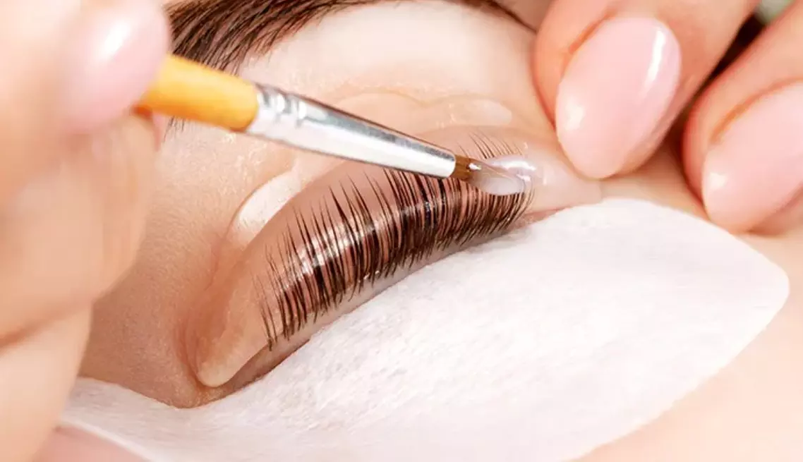 Mise en beauté du regard : rehaussement de cils ou brow lift au choix