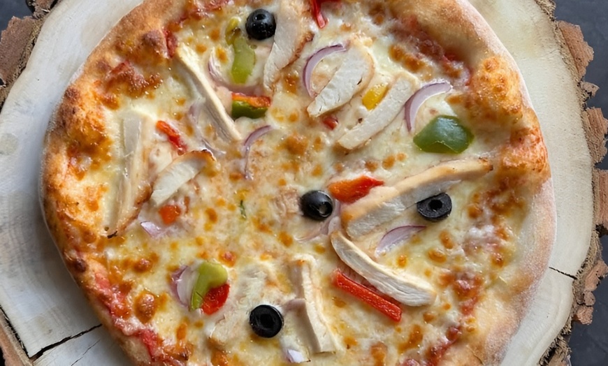 Image 6: Verse pizza's en frisdrank om af te halen en thuis van te genieten